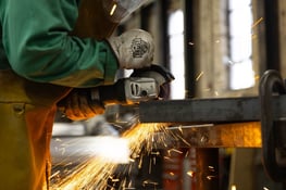 Bei Trennschleifanwendungen schneiden Scheiben mit keramischen Korn schneller und erfordern weniger Umrüstungen für einen höheren Durchsatz. Die längere Produktlebensdauer bringt ähnliche Vorteile mit sich: Sie können mehr Schnitte aus einer Scheibe herausholen und die Zeit für das Umrüsten reduzieren.