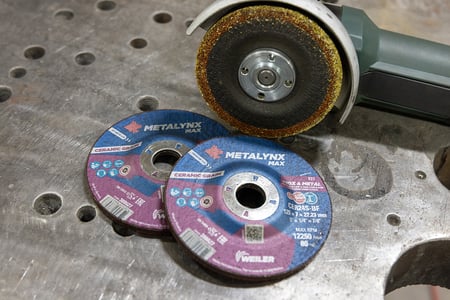 The Optimum Use Line (in orange, top left of disc) on Metalynx Max Ceramic 2.0 wheels helps ensure operators are using a wheel to its full life. This industry-first, patent-pending line is a visual indicator that reduces changeovers, allowing for greater productivity while also reducing waste and abrasive spend. 