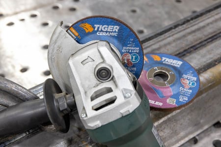 The Optimum Use Line (in orange, top left of disc) on Tiger Ceramic 2.0 wheels helps ensure operators are using a wheel to its full life. This industry-first, patent-pending line is a visual indicator that reduces changeovers, allowing for greater productivity while also reducing waste and abrasive spend.