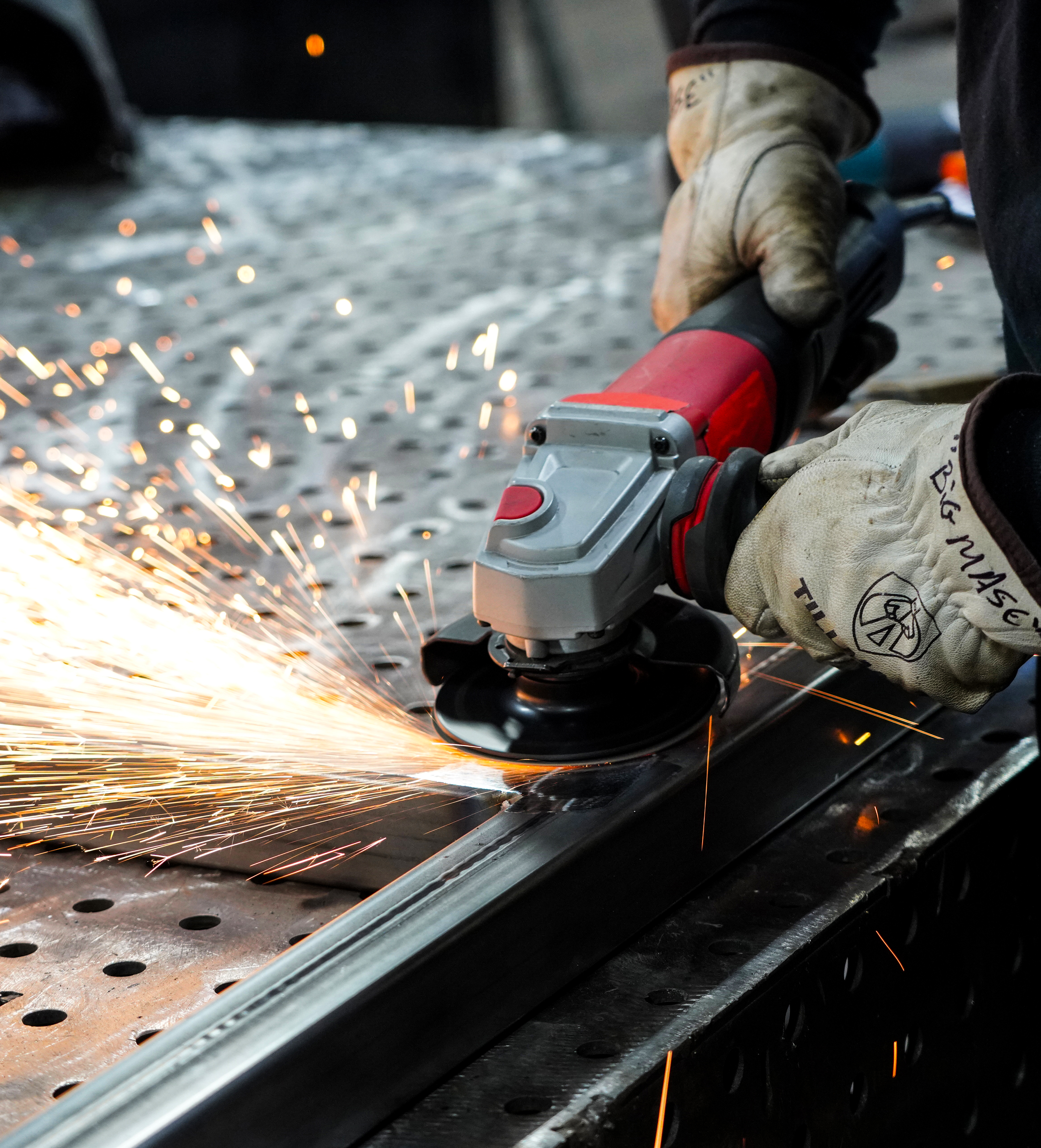 Operator grinding with a 3D MAX resin fiber disc